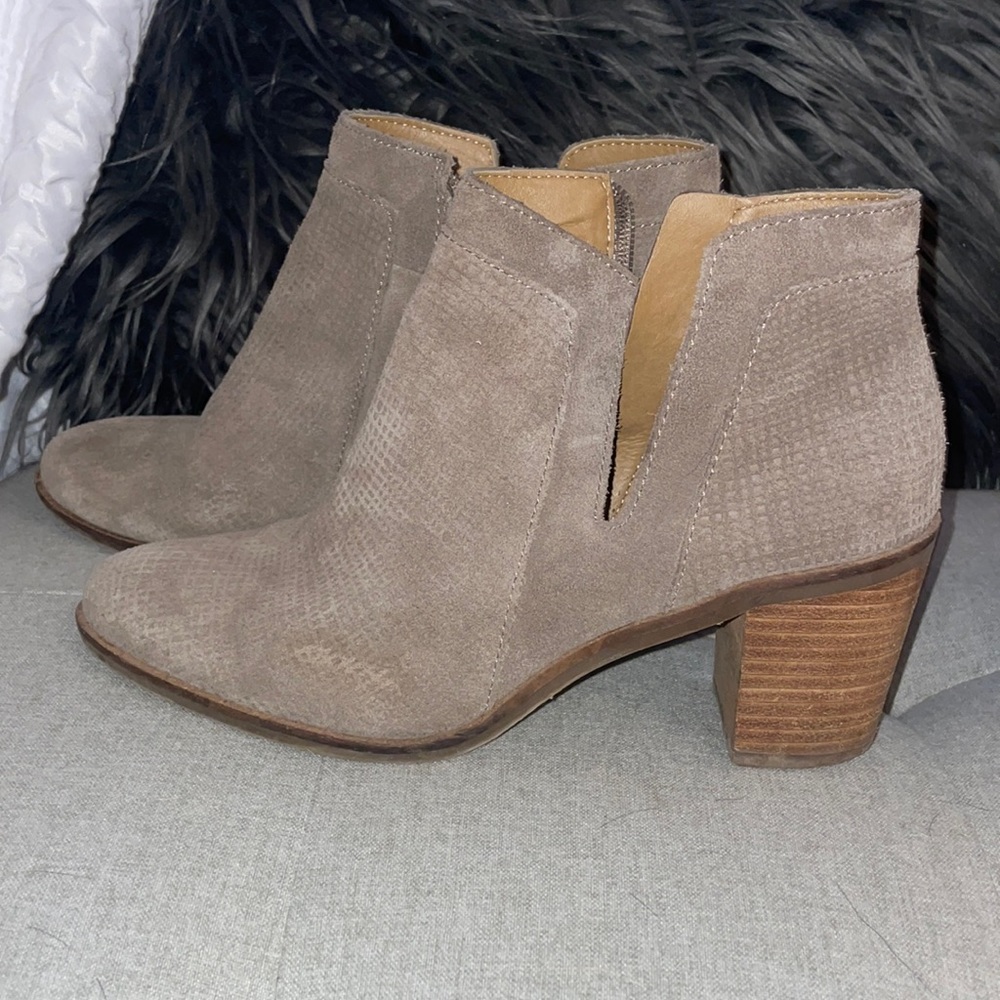 Women’s 7.5 suede lucky brand booties
